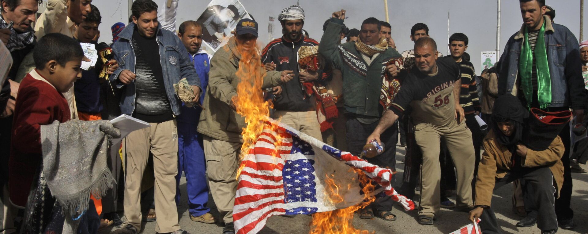 Manifestantes iraquianos queimando as bandeiras dos EUA e de Israel como gesto de apoio à Palestina - Sputnik Brasil, 1920, 29.12.2023
