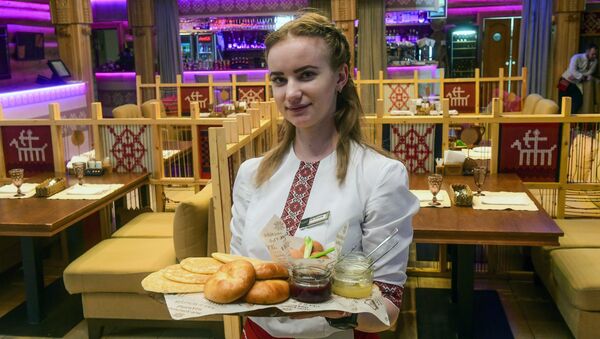 Garçonete do restaurante Mordovskoe podvorie em Saransk - Sputnik Brasil