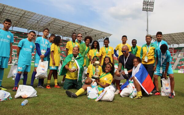 Equipe brasileira com taça de campeão na Street Child World Cup 2018, em Moscou, em 16 de maio de 2018 - Sputnik Brasil