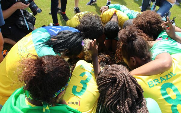 Equipe brasileira faz oração após vencer na final da Street Child World Cup 2018, em Moscou, em 16 de maio de 2018 - Sputnik Brasil