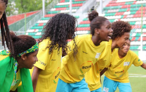 Meninas da equipe brasileira festejam vitória na Street Child World Cup 2018, em Moscou, em 16 de maio de 2018 - Sputnik Brasil