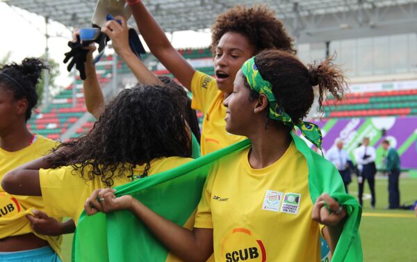 Meninas da equipe brasileira festejam vitória na Street Child World Cup 2018, em Moscou, em 16 de maio de 2018 - Sputnik Brasil