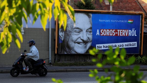Cartaz retrata George Soros com a frase Não deixemos que Soros seja último a rir, na Hungria (foto de arquivo) - Sputnik Brasil