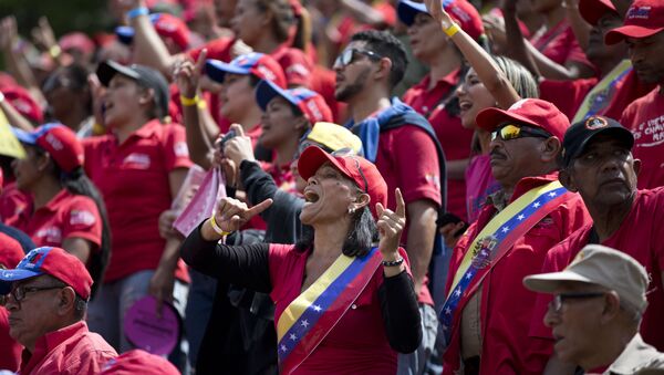 Trabalhadores pró-governo cantando no Dia dos Trabalhadores, Caracas, Venezuela - Sputnik Brasil