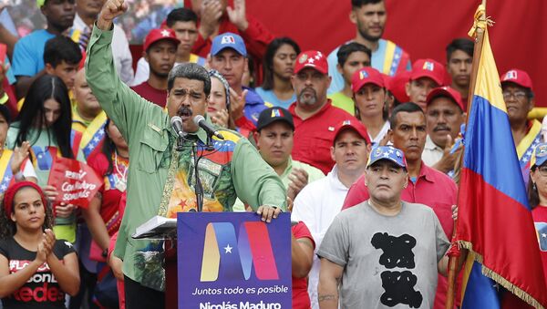 Nicolás Maduro discursando ao lado de Diego Armando Maradona. - Sputnik Brasil