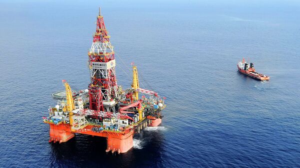 A plataforma petrolífera Haiyang Shiyou 981, a primeira sonda de perfuração em águas profundas desenvolvida na China, a 320 quilômetros (200 milhas) a sudeste de Hong Kong, no Mar do Sul da China. - Sputnik Brasil
