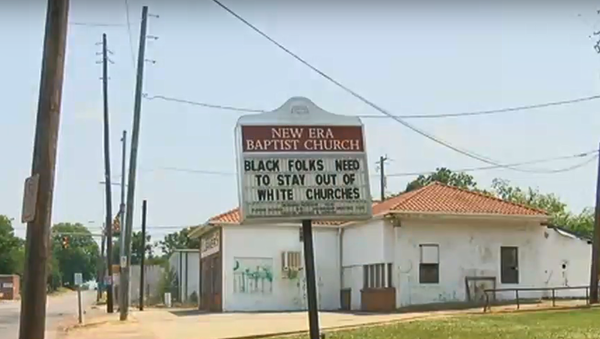 Letreiro em Birmingham, Alabama, diz Os negros precisam ficar longe das igrejas dos brancos e os brancos se recusaram a ser nossos vizinhos. - Sputnik Brasil