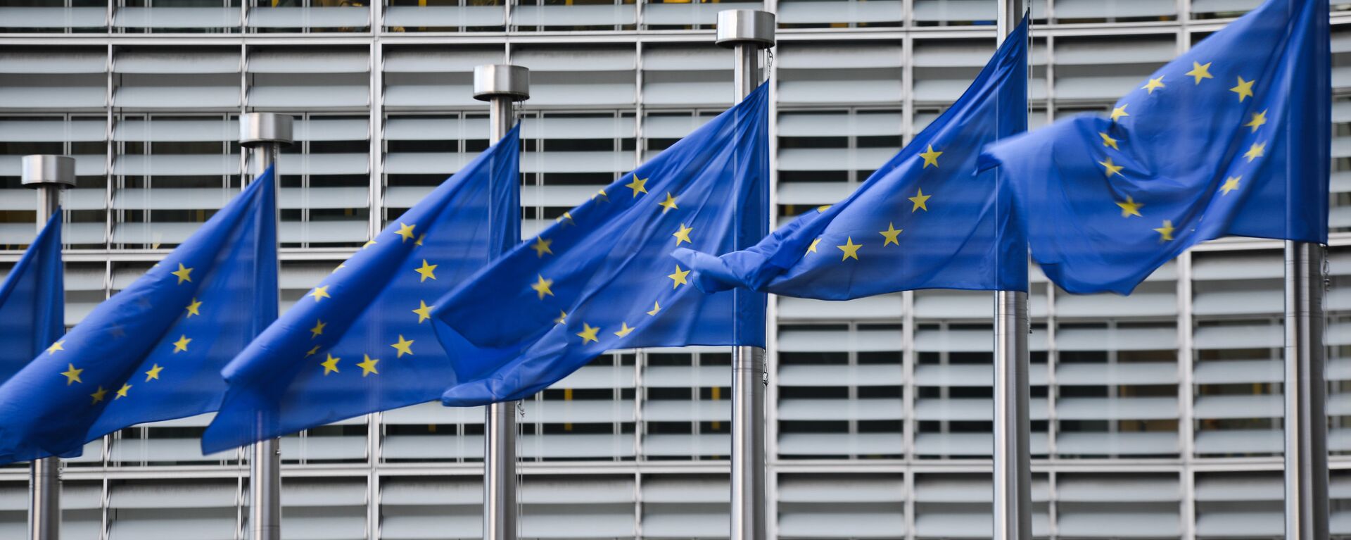 Bandeiras da União Europeia em frente à sede da Comissão Europeia em Bruxelas (foto de arquivo) - Sputnik Brasil, 1920, 13.10.2022