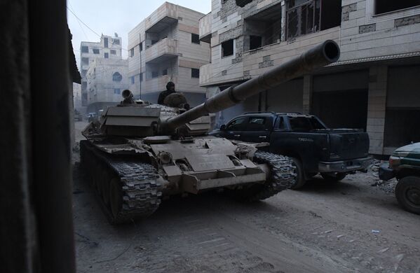 Tanque das Forças Armadas sírias na área do antigo campo de refugiados palestinos em Yarmouk, no subúrbio a sul de Damasco - Sputnik Brasil