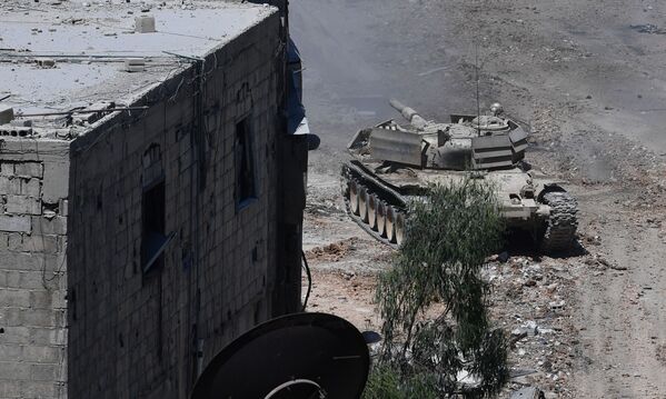 Tanque do exército das Forças Armadas da Síria durante ataque a posições dos militantes da organização terrorista Daesh nos subúrbios de Damasco - Sputnik Brasil