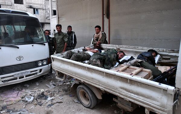 Soldados do exército sírio descansando antes da batalha na área do antigo campo de refugiados palestinos Yarmouk no subúrbio a sul de Damasco - Sputnik Brasil