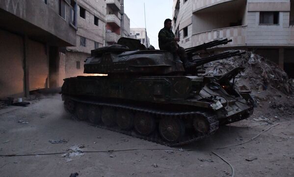 Veículo blindado de artilharia antiaérea autopropulsada Shilka do exército sírio na área do antigo campo de refugiados palestinos Yarmouk no subúrbio a sul de Damasco - Sputnik Brasil