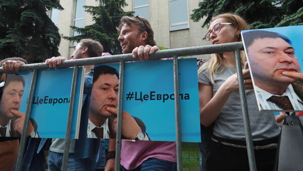 Pessoas protestando perto da embaixada ucraniana em Moscou contra a detenção do editor-chefe da agência de notícias RIA Novosti Ucrânia, Kirill Vyshinsky. - Sputnik Brasil