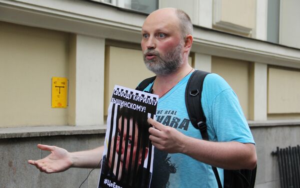 Participante do protesto contra a detenção de Kirill Vyshinsky perto da embaixada ucraniana em Moscou, em 18 de maio de 2018 - Sputnik Brasil