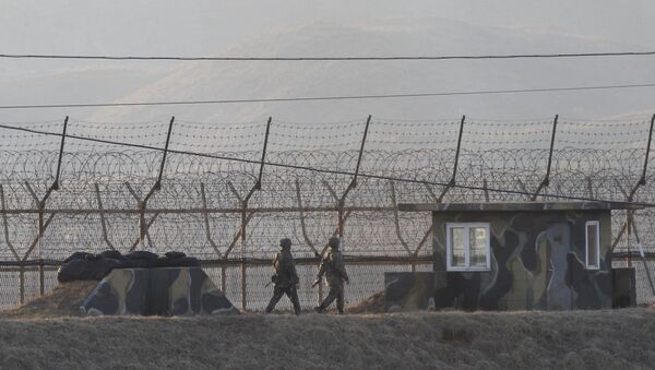 South Korean army soldiers patrol along the barbed-wire fence in Paju, South Korea, near the border with North Korea, Monday, March 6, 2017. - Sputnik Brasil