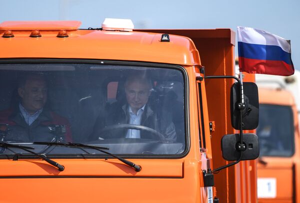 Presidente russo, Vladimir Putin, dirige um caminhão durante a inauguração da Ponte da Crimeia - Sputnik Brasil