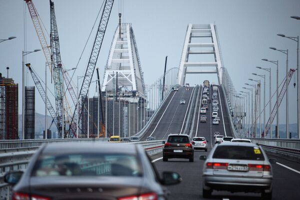 Carros passando pela Ponte da Crimeia - Sputnik Brasil