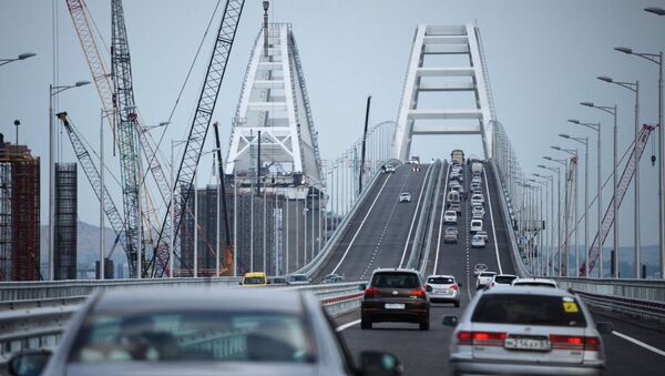 Carros passando pela Ponte da Crimeia - Sputnik Brasil