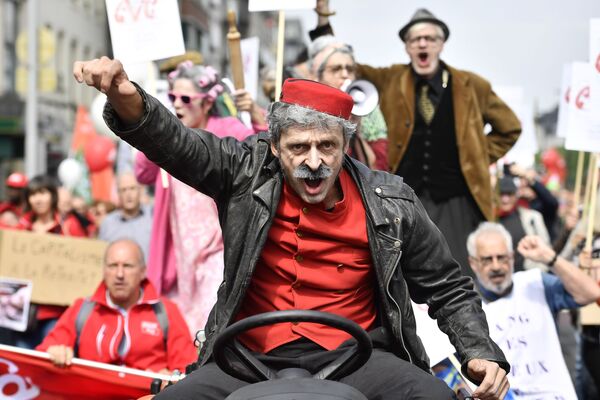 Homem protesta em manifestação de sindicatos belgas pelo aumento das aposentadorias, em Bruxelas - Sputnik Brasil