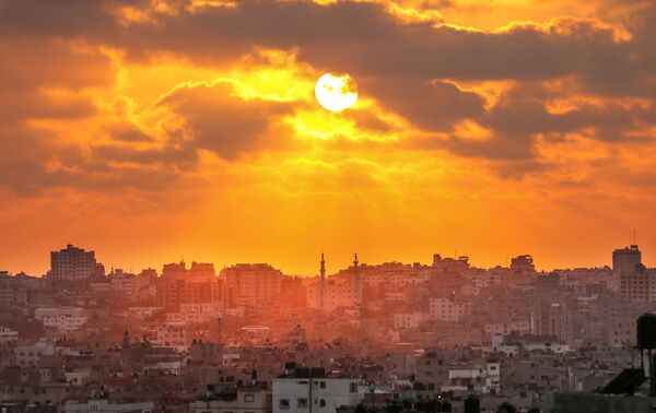 Pôr do sol na cidade de Gaza, em meio a confrontos violentos entre palestinos e israelenses - Sputnik Brasil