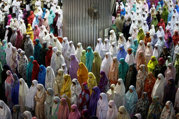Muçulmanos fazem oração durante o mês sagrado do Ramadão, na Indonésia - Sputnik Brasil