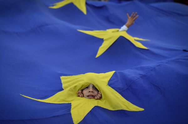 Garoto e bandeira da União Europeia, durante uma manifestação a favor do afastamento do premiê romeno, em Bucareste - Sputnik Brasil