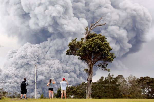 Pessoas observam a erupção do vulcão Kilauea no Havaí, EUA - Sputnik Brasil