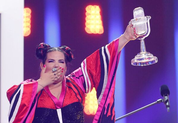 Representante israelense, Netta, reage à sua vitória no concurso de Eurovisão, em Lisboa - Sputnik Brasil