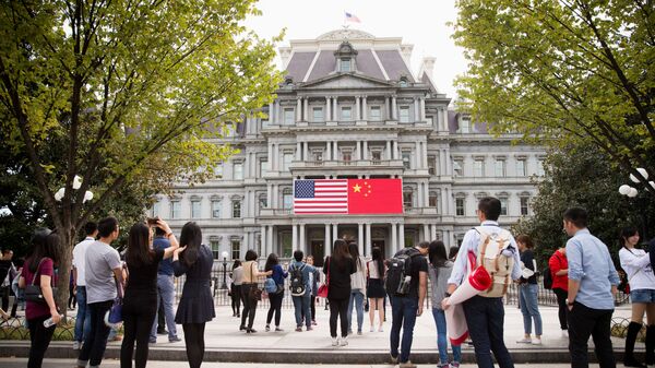 Bandeira da China exibida ao lado da bandeira dos Estados Unidos no complexo da Casa Branca, em Washington (arquivo) - Sputnik Brasil