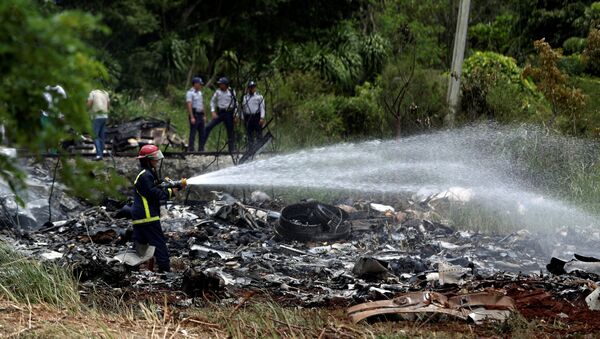 Bombeiros trabalham para apagar as chamas provocadas pela queda de um Boeing 737 na área rural de Boyeros, a 20 km de Havana - Sputnik Brasil