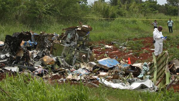 Equipes de resgate trabalham em meio aos restos do Boeing 737 qua caiu na área rural de Boyeros, a cerca de 20km de Havana. - Sputnik Brasil