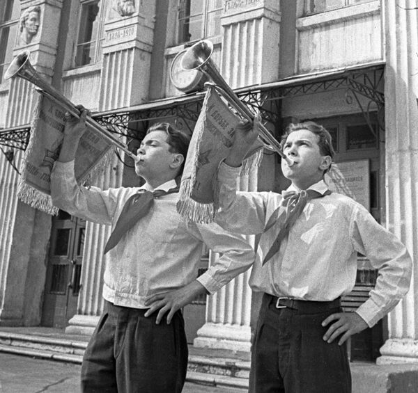 Clarins dos pioneiros participam da parada no Dia do Pioneiro, em 1964 - Sputnik Brasil