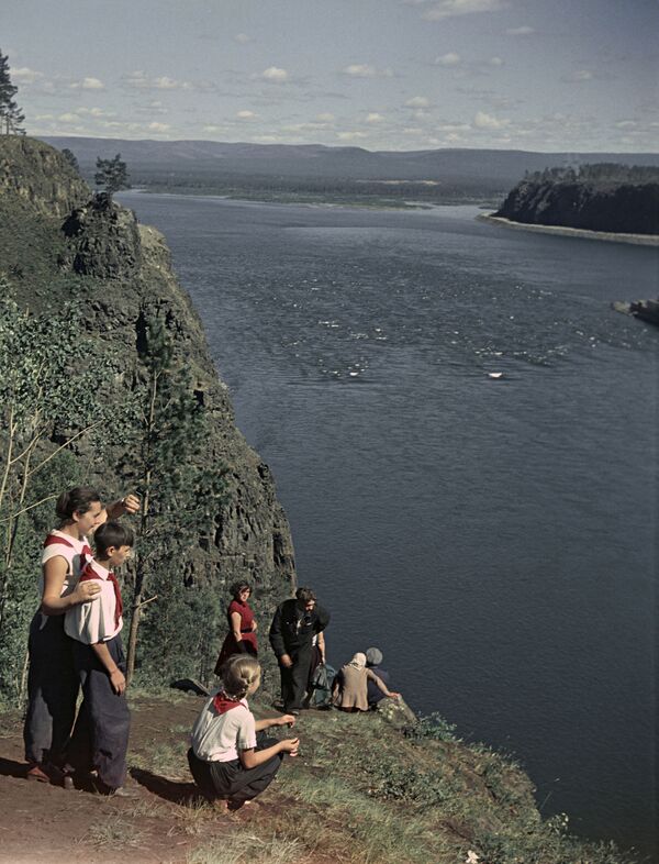 Pioneiros se deslumbram com a vista do lago Baikal, em 1958 - Sputnik Brasil