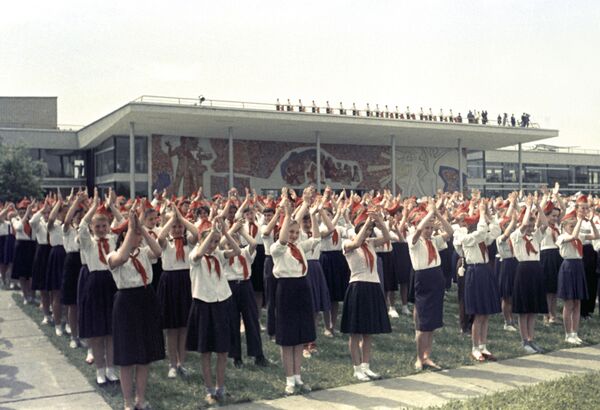 Participantes da cerimônia solene de inauguração de novo Palácio de Pioneiros em Moscou, em 1962 - Sputnik Brasil