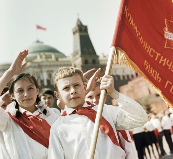 Participantes da cerimônia solene de adesão ao Movimento dos Pioneiros na Praça Vermelha, em Moscou, em 1965 - Sputnik Brasil