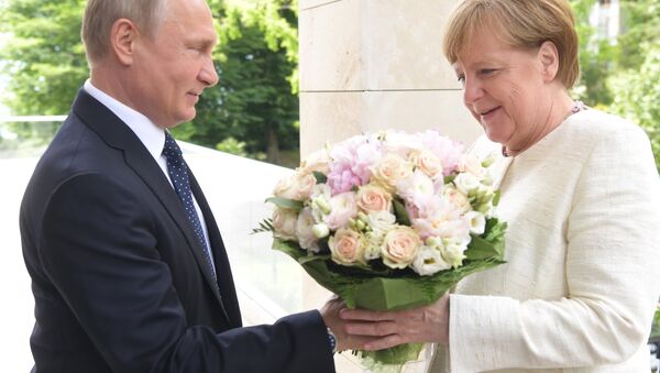 La canciller de Alemania, Angela Merkel, y el presidente de Rusia, Vladímir Putin - Sputnik Brasil