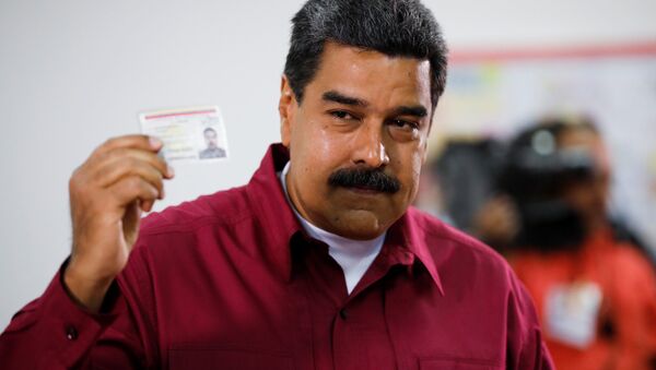 Nicolás Maduro entrega seu voto nas presidenciais, em 20 de maio de 2018, em Caracas - Sputnik Brasil