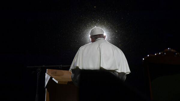 Papa Francisco fala durante uma reunião na Malmo Arena, em Malmo, na Suécia. - Sputnik Brasil