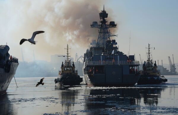 Grande navio antissubmarino russo Admiral Tributs no porto de Vladivostok - Sputnik Brasil