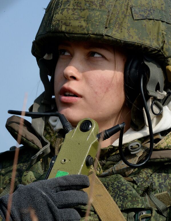 Militar feminina do serviço de telecomunicações participa de treinamentos dos fuzileiros navais da Frota do Pacífico russa - Sputnik Brasil