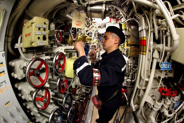 Marinheiro do submarino diesel Ust-Kamchatsk da Frota do Pacífico, Pavel Krainov, participa de treinamentos - Sputnik Brasil