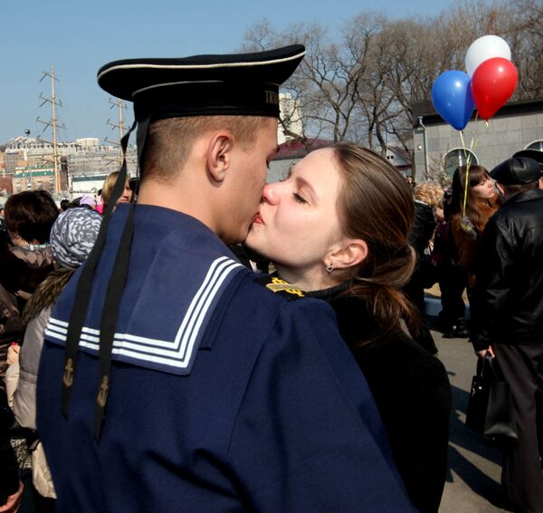 Familiares e amigos dão as boas-vindas aos marinheiros militares no cais da cidade russa de Vladivostok - Sputnik Brasil