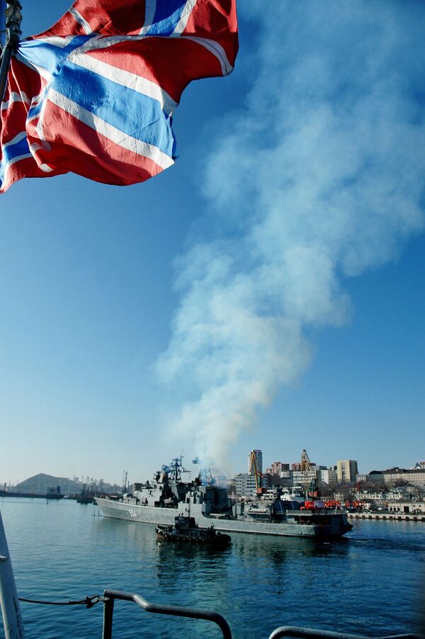 Navio antissubmarino Admiral Tributs sai da baía Zolotoy Rog (Vladivostok) - Sputnik Brasil
