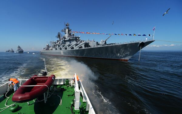 Cruzador de mísseis guiados russo Varyag participa do ensaio geral do desfile de navios e da festa esportiva militar dedicados ao Dia dos Fuzileiros Navais da Rússia em Vladivostok - Sputnik Brasil