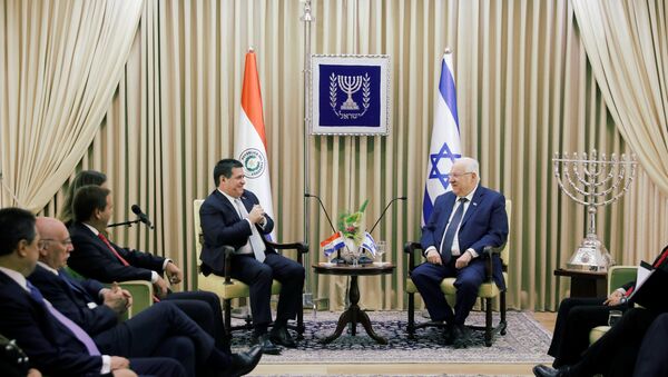 Presidente paraguaio, Horacio Cartes, sentado em frente ao seu homólogo israelense, Reuven Rivlin, na residência do presidente de Israel em Jerusalém, antes da cerimônia de inauguração da embaixada do Paraguai em Jerusalém - Sputnik Brasil