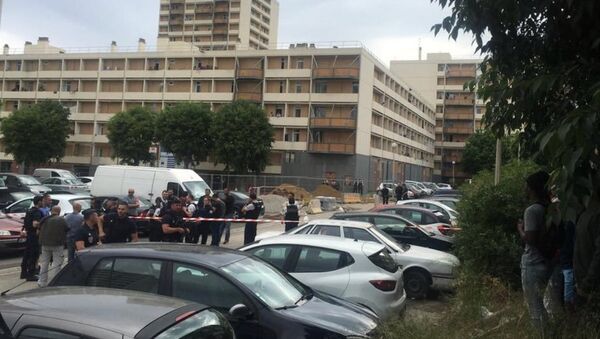 Em Marseille, na França, forças de segurança mantêm perímetro após ataque com armas de fogo por homens mascarados. - Sputnik Brasil