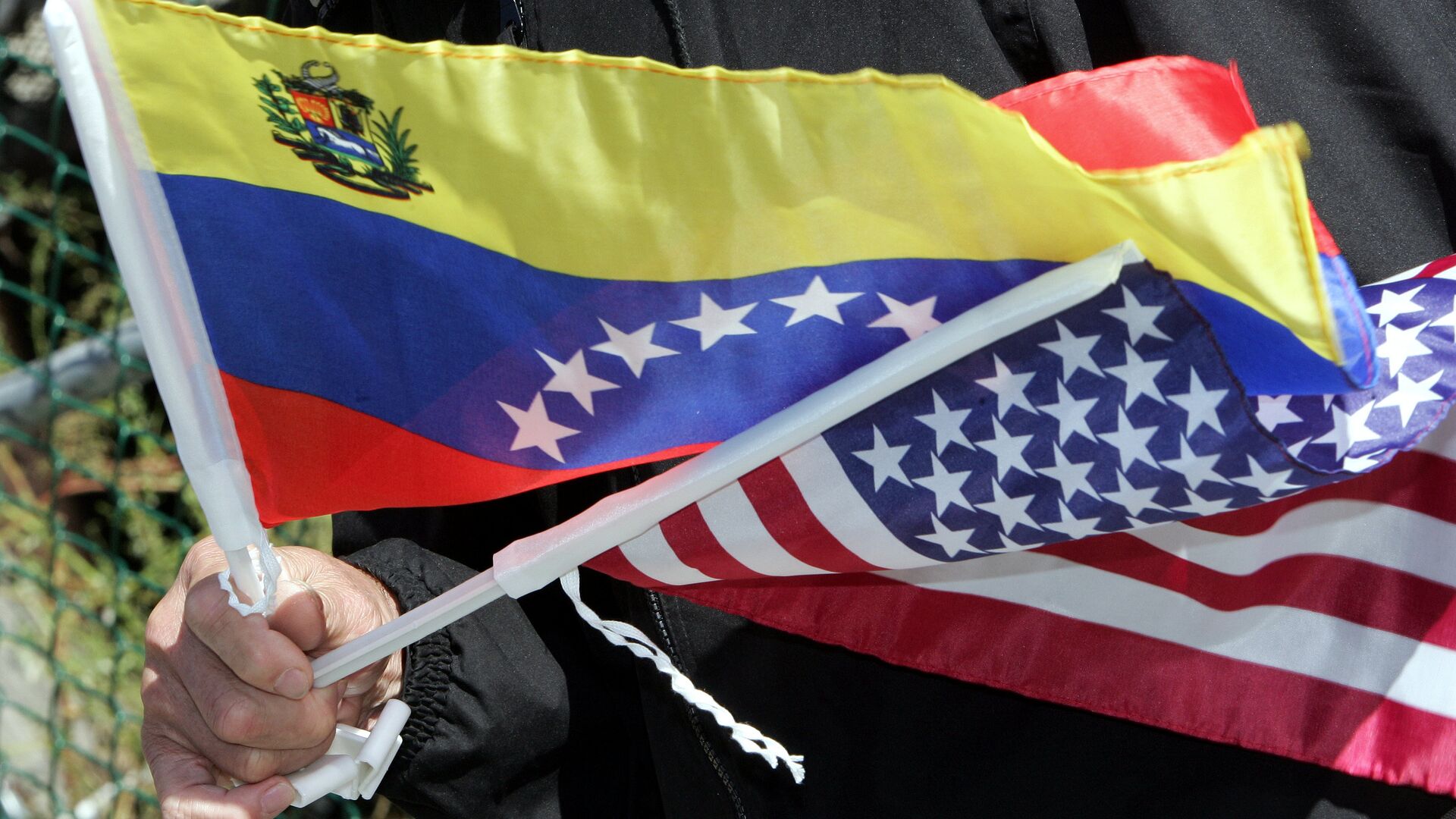 Bandeiras da Venezuela e dos EUA - Sputnik Brasil, 1920, 02.02.2024