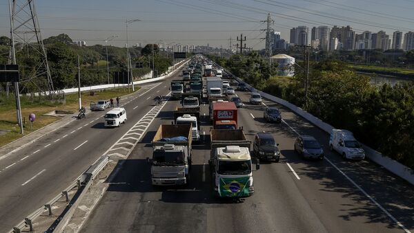 Caminhoneiros bloqueiam vias de São Paulo e de outros estados do Brasil em protesto contra alta dos combustíveis - Sputnik Brasil