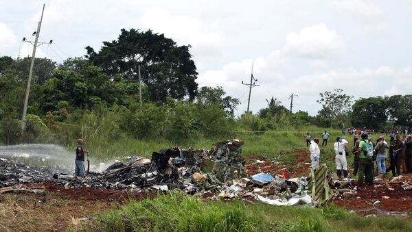 Membros da equipe de resgate trabalham nos destroços de um avião Boeing 737 que caiu na área agrícola de Boyeros, a cerca de 20 quilômetros ao sul de Havana, pouco depois de decolar do principal aeroporto de Havana em Cuba, em 18 de maio de 2018. REUTERS / Alexandre Meneghini - Sputnik Brasil