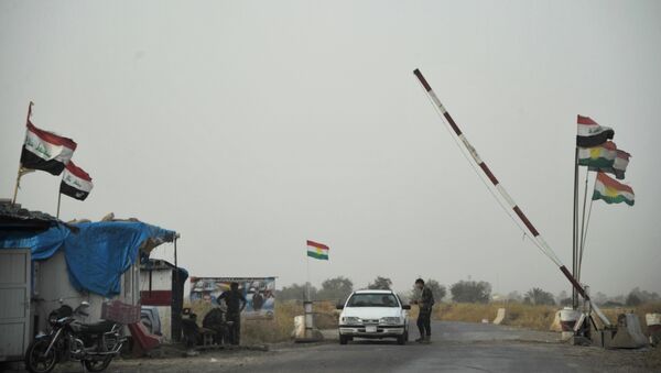 Um posto de controle na entrada de um acampamento das forças do Curdistão iraquiano na província de Kirkuk, no norte do Iraque. - Sputnik Brasil